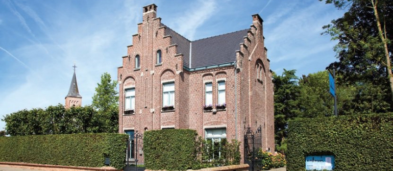 Rechts van de kerk, al 15 jaar dé outdoorspecialist voor het betere tuinmeubilair