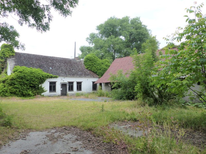 Koop ik beter een woning om af te breken of een bouwgrond?