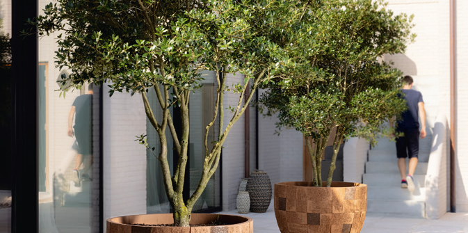 Project bonhommes bij rechts van de kerk