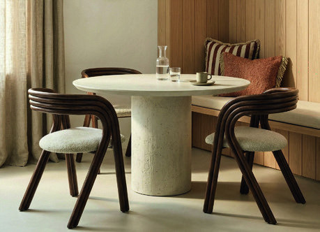 Eettafel en eetkamerstoelen bij A Propos Wooncultuur