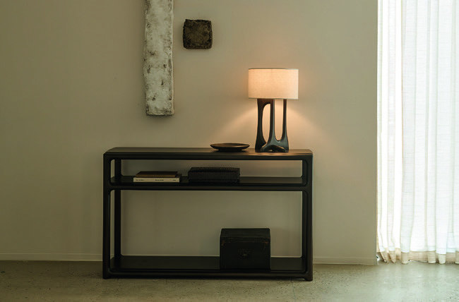 Home & Trends interieurselectie: Smalle console met een tafellamp, in een rustig interieur met natuurlijke tinten.