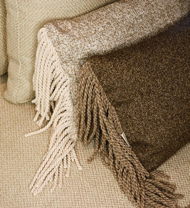 Home & Trends interieurselectie: Een warme textielcollectie met een zachte plaid en een subtiel geweven structuur.
