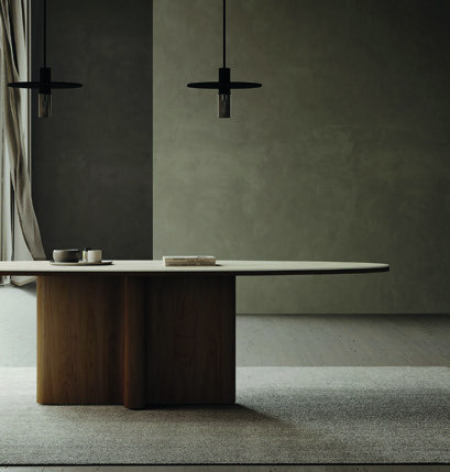 Home & Trends interieurselectie: Massieve, afgeronde eettafel in donker hout, met een sculpturaal onderstel.
