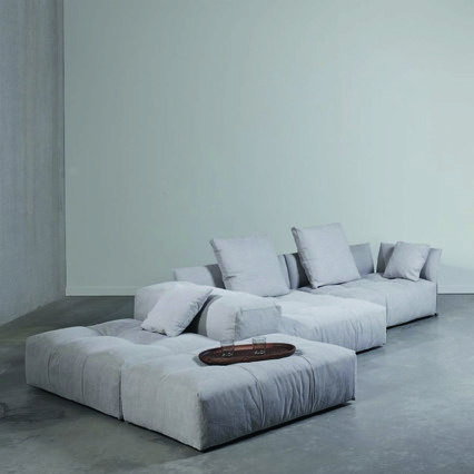 Home & Trends interieurselectie: Lichte modulaire sofa met een diepe zit en zachte kussens in een minimalistische ruimte.