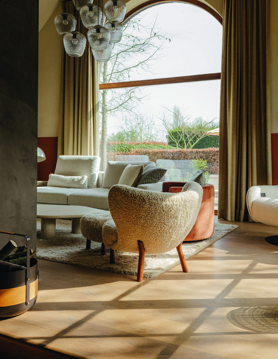 Warm interieur met designfauteuil en zithoek bij een groot raam