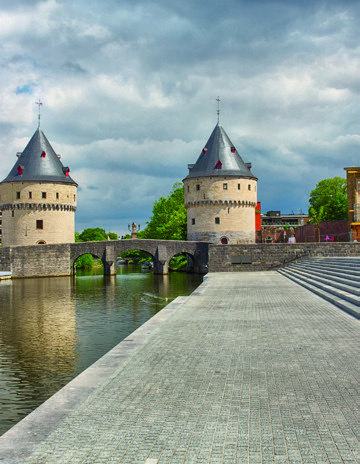 Historische watertorens en brug in de regio Kortrijk